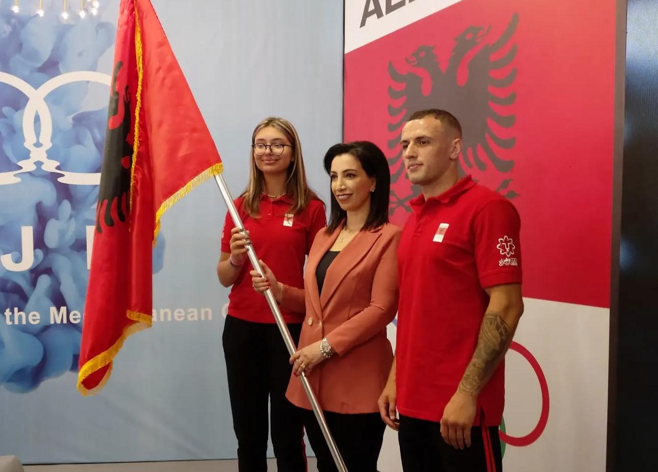 Read more about the article Gresi Bajrit i dorëzohet flamuri kombëtar nga Ministrja e Arsimit dhe Sportit, Evis Kushi