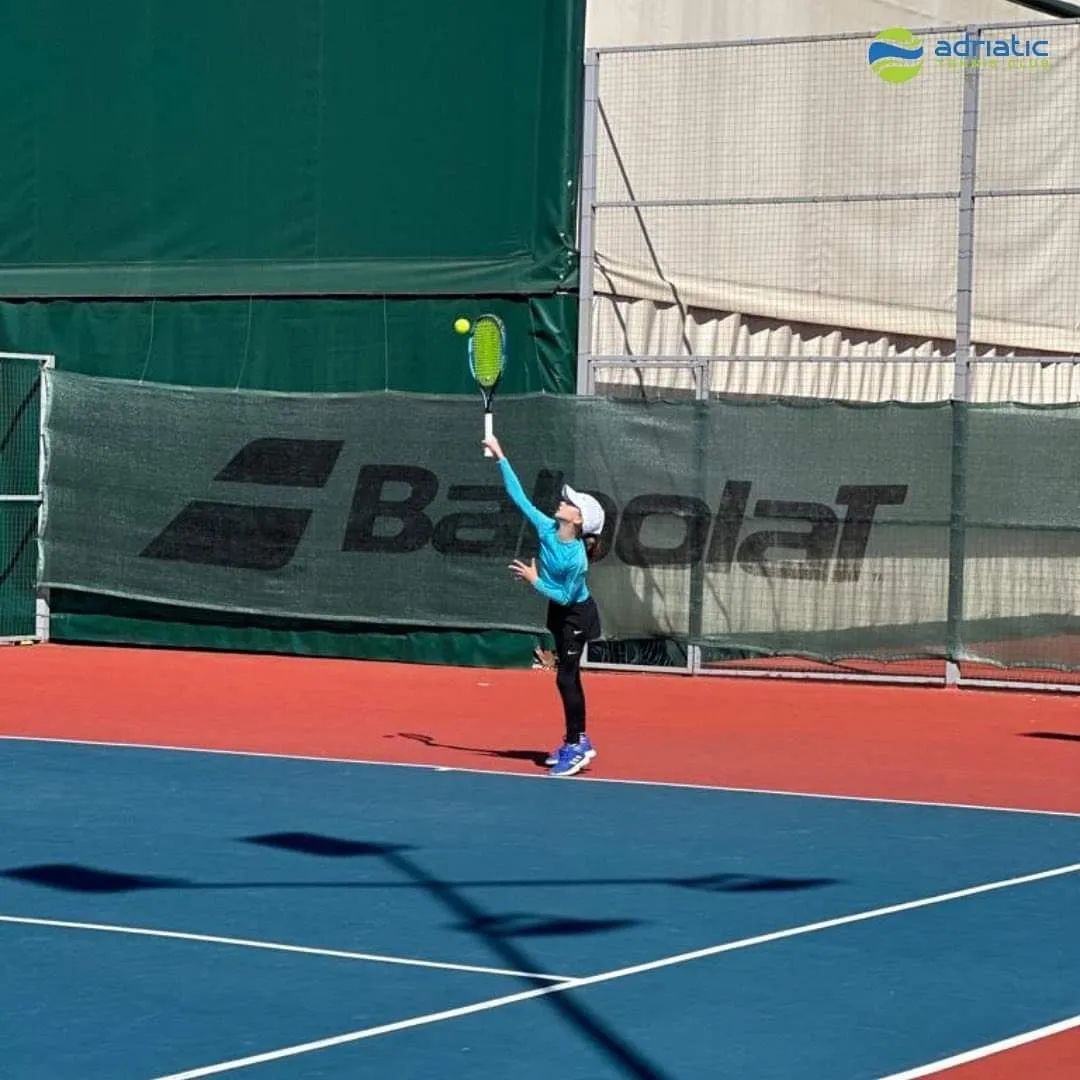 Read more about the article Arbër Dano dhe Anjel Hoxha kalojnë në çerekfinale të turneut ndërkombëtar “Shkodra Open – Tennis Europe Junior Tour” U12